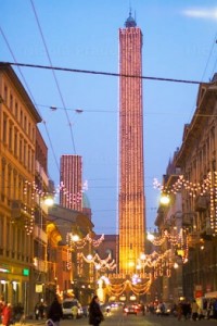 Le incredibili luminarie natalizie che decorano le due torri di Bologna