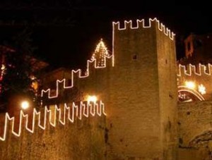 Le luminarie di Natale decorano i profili delle mura di San Marino