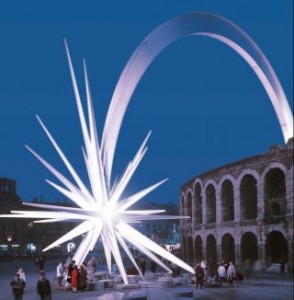 La gigantesca stella cometa in Piazza Bra, a Verona