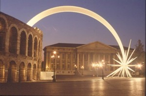 La stella cometa esce dall'Arena di Verona per poggiare nel centro di Piazza Bra
