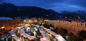 Veduta panoramica di Piazza Fiera, a Trento, durante i Mercatini