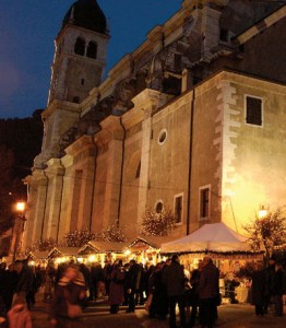 Mercatini 2010: sono ben 45 le casette che circondano il perimetro della Collegiata di Arco